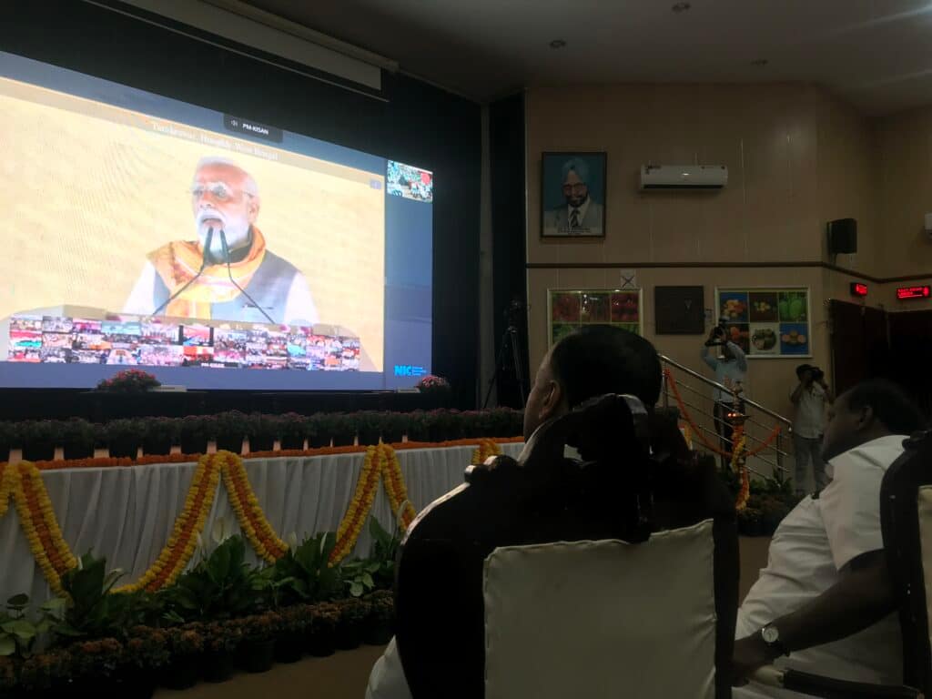 PM-KISAN சம்மான் உத்சவ் திவஸ் நிகழ்ச்சியில் பிரதமர் நரேந்திர மோடி உரையாடுவதை காணொளி வாயிலாக காணும் மத்திய அமைச்சர் குமாரசாமி மற்றும் IIHR இயக்குநர் பேராசிரியர் (டாக்டர்) துசார் காந்தி (டி.கே.) பெஹெரா